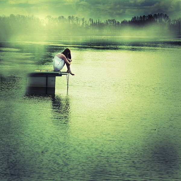 Фото Девушка сидит на осколке яхты, якорь которого сброшен в воду