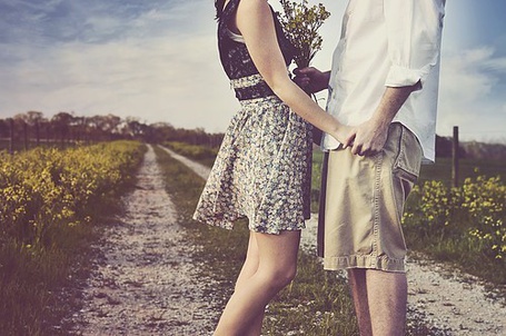 Парень и девушка держатся за руки без лиц фото