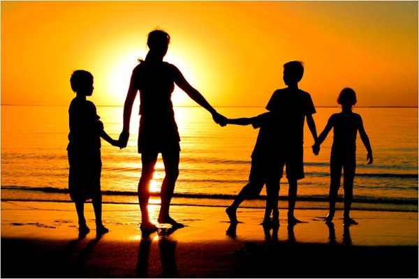 Фото Мать с четырьмя детьми на море на закате