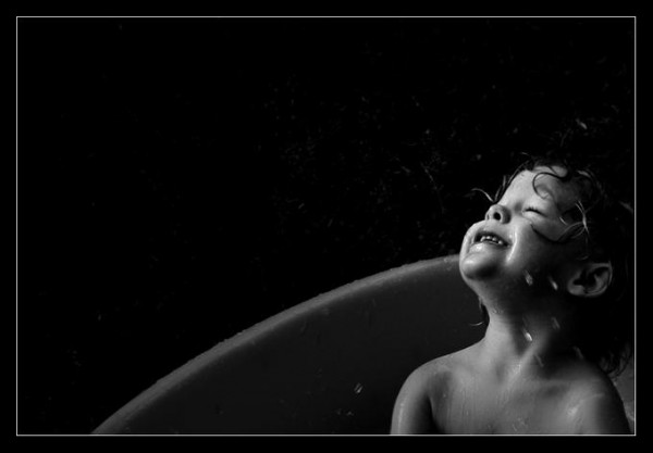 Фото Ребенок плещется в ванне