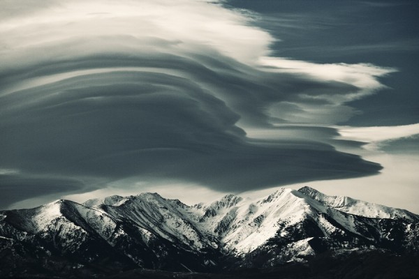 Фото Необычные облака над снежными горами