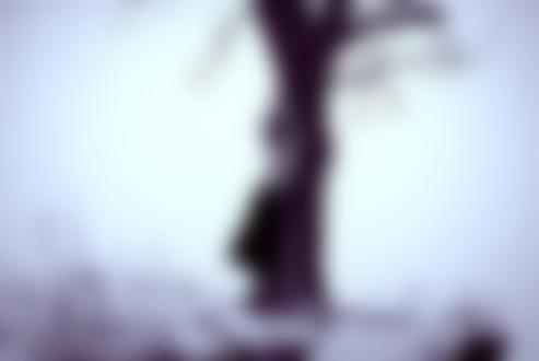 Фото Обнаженная девушка у дерева