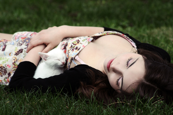 Фото Девушка и белый котёнок спят на траве
