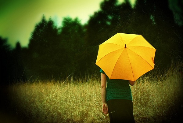 Фото Девушка в поле под жёлтым зонтом