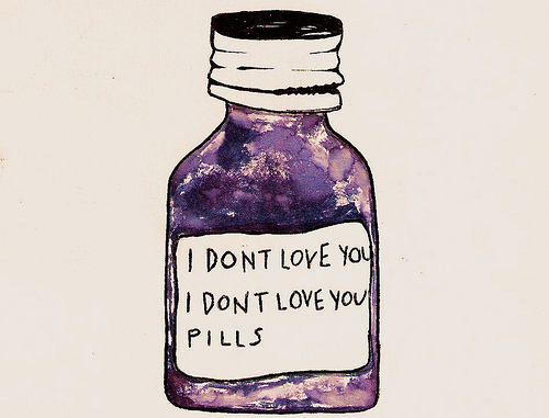 Фото Баночка лекарства с надписью 'I dont love you. I dont love you. Pills. / Я не люблю тебя. Я не люблю тебя. Таблетки.'