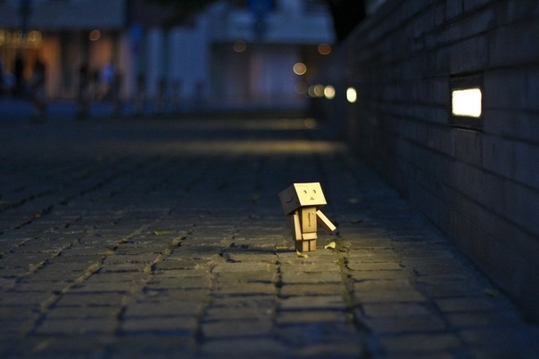 Фото Картонный человечек Danbo на ночной улице