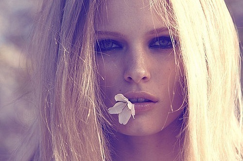 Фото Литовская модель Эдита Вилкевичуте / Edita Vilkeviciute с цветком во рту