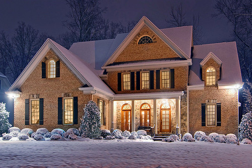 Фото Красивый дом стоит в снегу