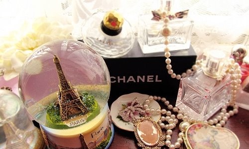 Фото Эйфелева башня: любовь, романтика, красота, нежность - духи Chanel, статуэтка Эйфелевой башни и драгоценности