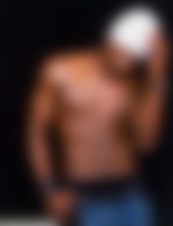 Фото Певец Ашер / Usher  в белой шапочке с голым торсом