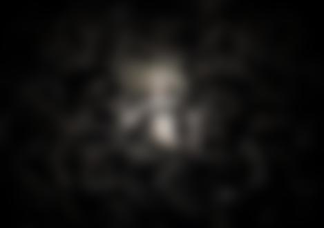 Фото Свет во мраке ( Светлая девушка среди тёмных людей )