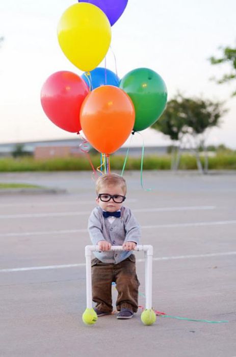 Фото Малыш с воздушными шарами на дороге