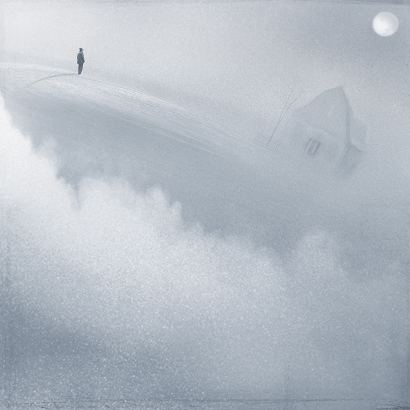 Фото Лунатик ( одинокий мужчина у дома, а вокруг туман )