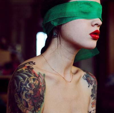 Фото Девушка с татуировками и яркими губами