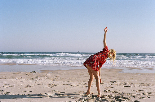 Фото Девушка на берегу моря в красной рубашке