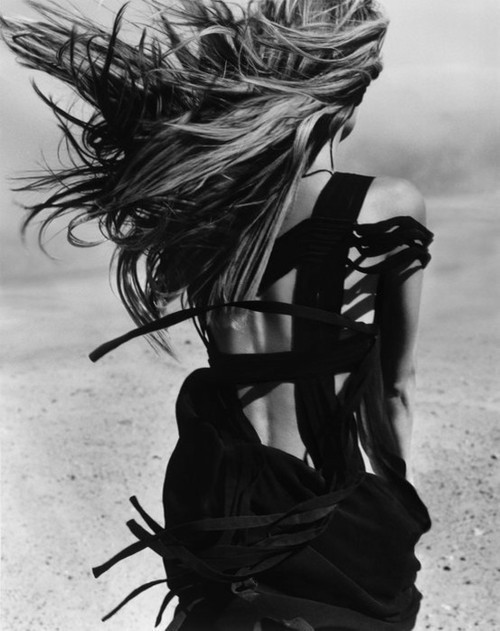 Фото Девушка в черном платье, ветер развевает ее волосы
