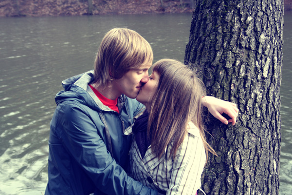 Парень целует девушку в губы фото