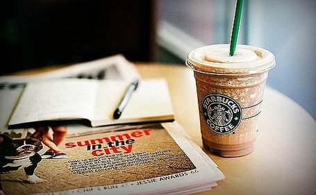 Фото Газета и кофе 'Starbucks'