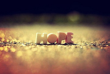 Фото Слово 'Hope' с конфеток