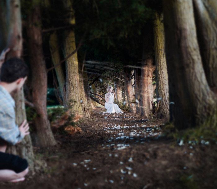 Видео похотливый парень гоняется за девушкой в лесу