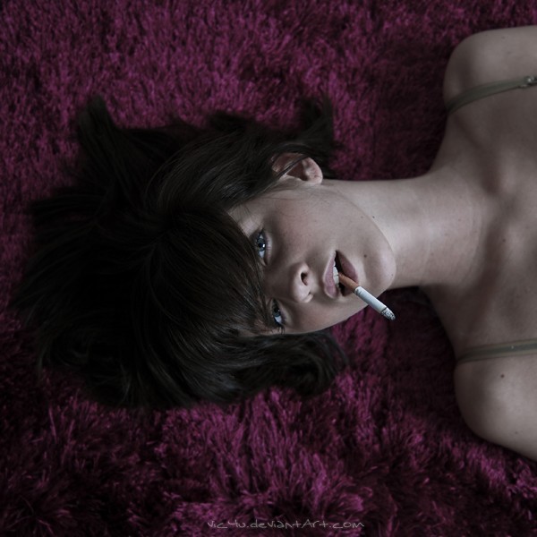 Фото Девушка лежит на ковре и курит (Работа Vic4U)