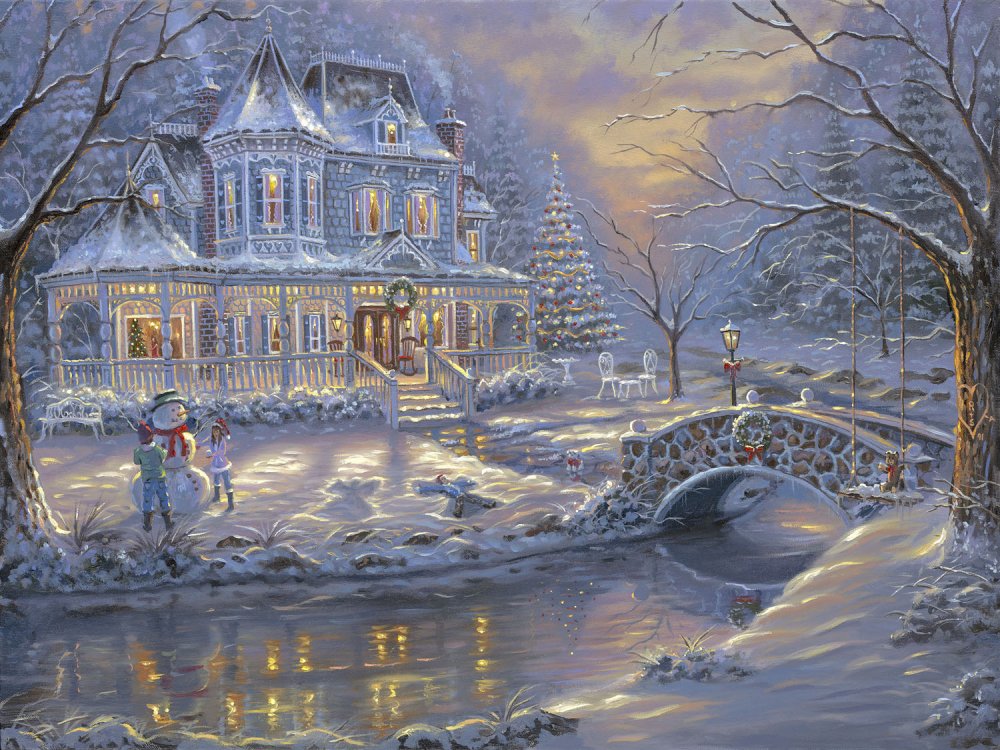 Фото Рождество добралось и до красивого большого дома, взрослые украсили стоящую рядом пушистую ель, а дети слепили снеговика и повесили рождественские венки