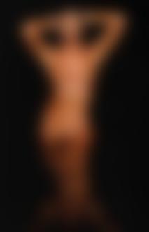 Фото Абсолютно голая  Моника Белуччи / Monica Bellucci стоит в воде