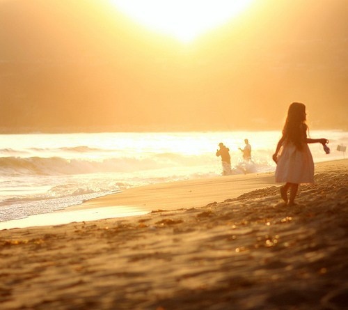 Фото Девочка идет по пляжу