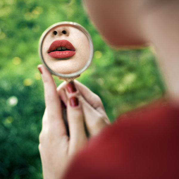 Фото Отражение губ девушки в зеркале