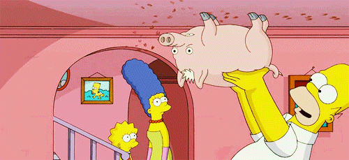 Фото Гомер учит свинью ходить по потолку, Мардж и Лиса наблядают за этим (кадр из мультфильма The Simpsons / Симпсоны)