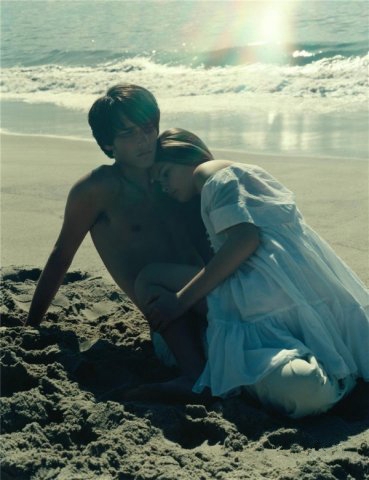 Фото Парень с девушкой сидят в обнимку на берегу моря