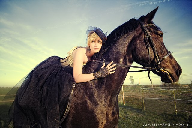 Фото Девушка в шикарном платье на коне