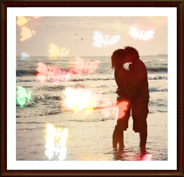 Фото Влюблённые целуются на берегу моря