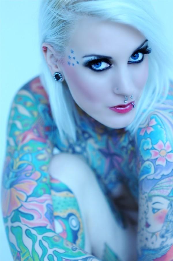 Фото Эффектная девушка Лекси Хел в татуировках и пирсингах