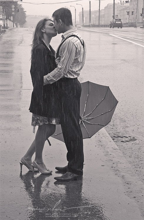 Фото Влюблённые целуются под дождём