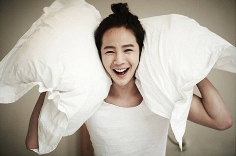 Фото Южнокорейский актер Jang Geun Suk / Чан Гын Сок закрыл уши подушками