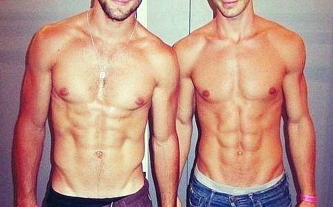 Фото Два мускулистых парня