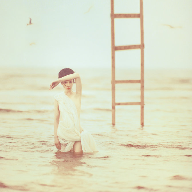 Фото Девушка стоит в воде, позади нее лестница (Фотограф Олег Оприско / Oleg Oprisko)