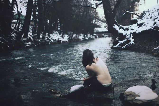 Фото Девушка с оголенной спиной зимой у речки (Alexandra Sophie)