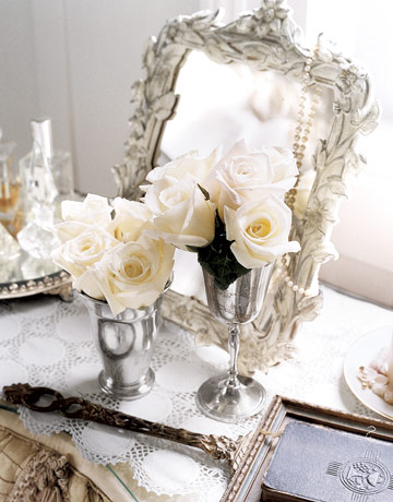 Фото Красивое зеркало и белые розы