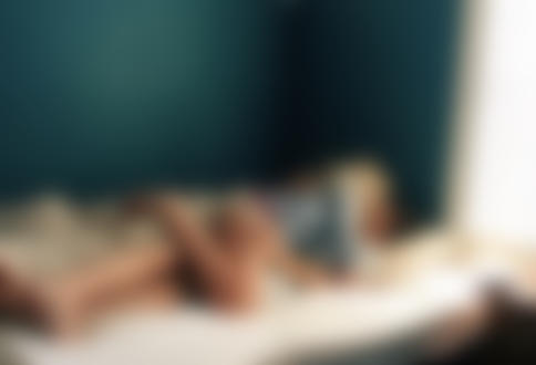 Фото Девушка с парнем лежат на кровати