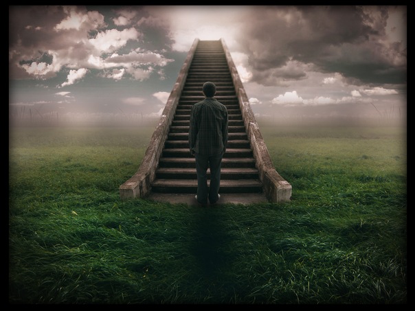Фото Мужчина стоит перед лестницей ведущей в небо