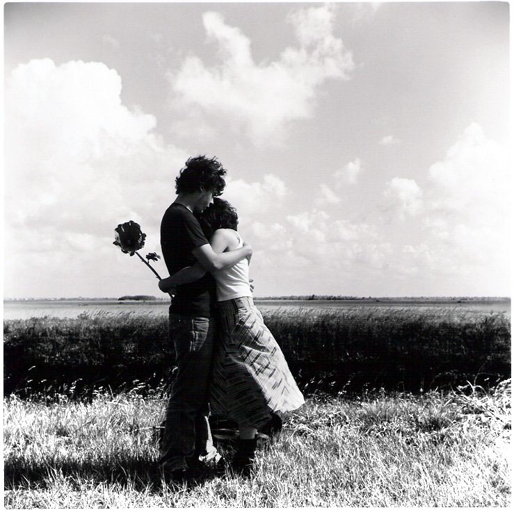 Фото Парень с девушкой обнимаются в поле