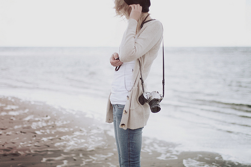 Фото Девушка с фотоаппаратом у моря