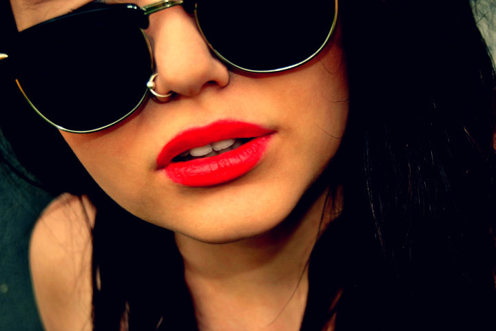 Фото Девушка в очках, с красными губами