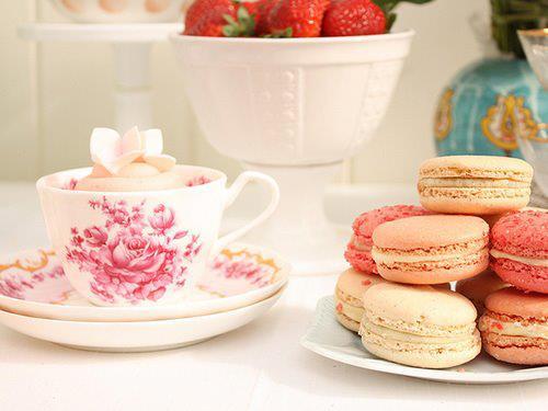 Фото Чашка чая с печеньем и клубникой
