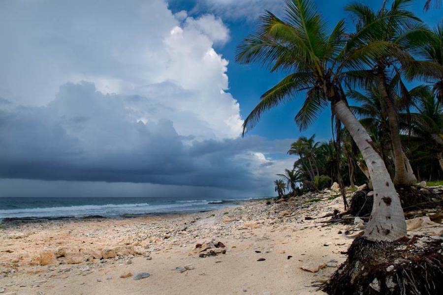 Фото Поднимающийся шторм на острове