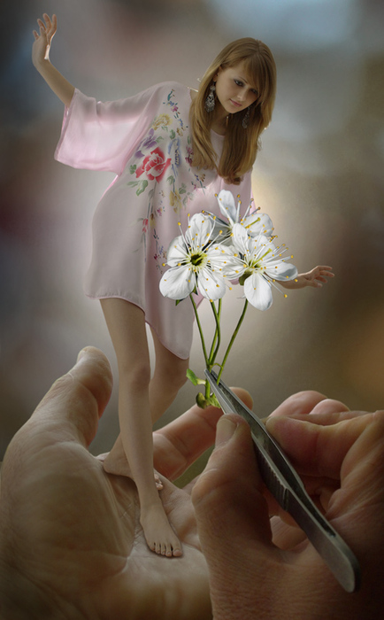 Фото Маленькой фее, стоящей на ладони преподносят цветы