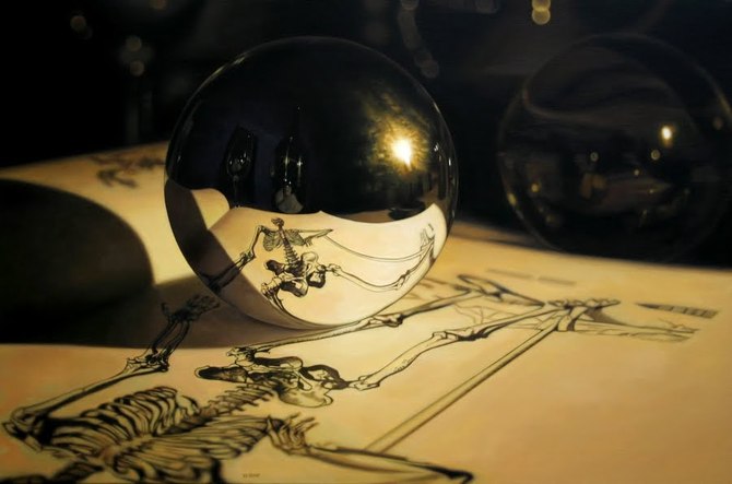 Фото Металлический шар лежит на нарисованном скелете, гиперреалистичные картины художника Jason de Graaf