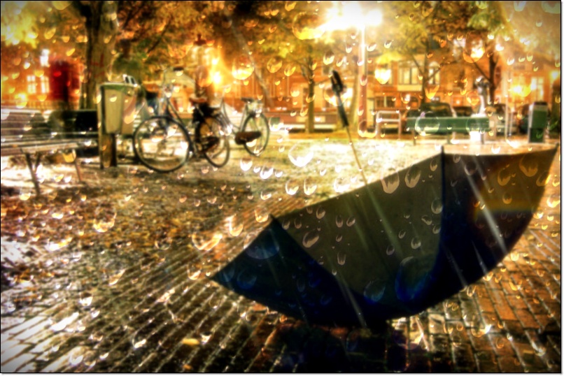 Фото Зонтик под дождём лежит на улице